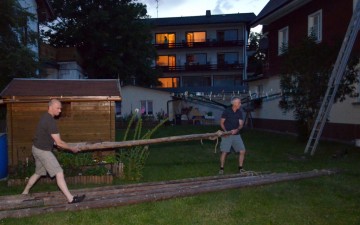 2012 Baum stellen und kränzeln